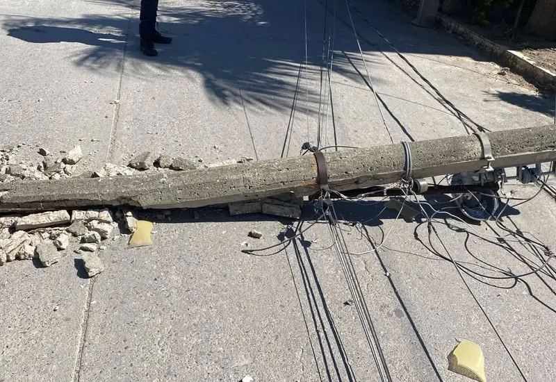 Un poste que sostiene cables eléctricos de alta, media y baja tensión yace caído en Ciudad Ixtepec, tras ser derribado por fuertes vientos.