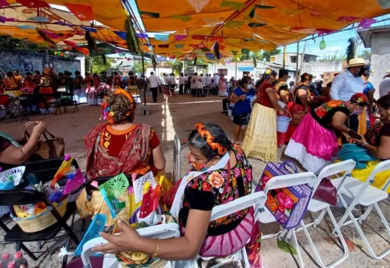 Imagen que muestra los preparativos para la fiesta titular en Santa Cruz, donde la comunidad se organiza para la celebración patronal anual.