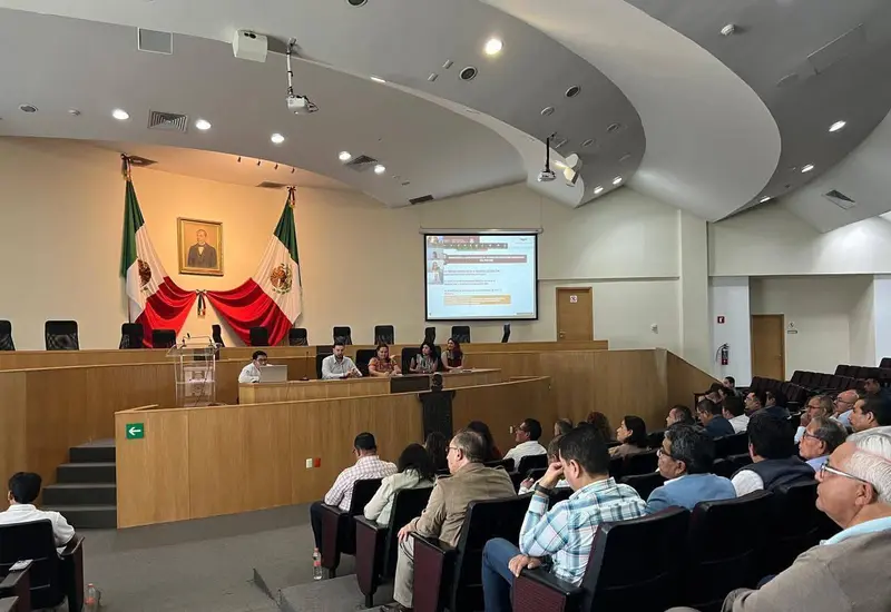 Funcionarios participan en una reunión de trabajo durante la presentación oficial del programa federal 'Reconecta con la Paz'.
