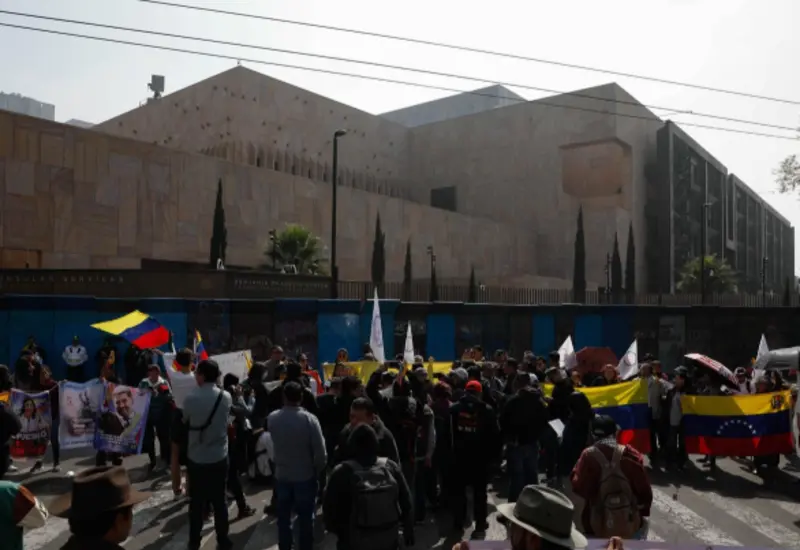 Manifestantes se reúnen para una protesta contra Donald Trump frente a las instalaciones de la embajada de Estados Unidos en México.