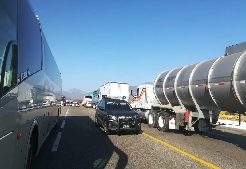 Ciudadanos de Morro Mazatán realizan una protesta en la carretera Salina Cruz–Huatulco para denunciar un presunto fraude electoral en su comunidad.