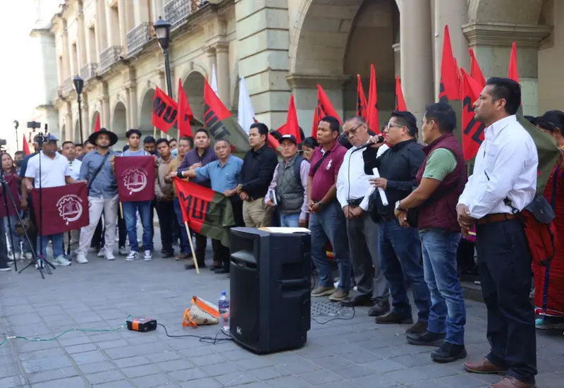 Integrantes del MULT protestan afuera del Palacio de Gobierno para exigir la liberación del munícipe de Constancia del Rosario.