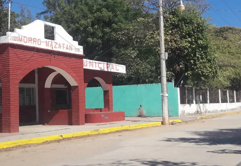 Simpatizantes de bandos opuestos se enfrentan durante un connato de violencia en la protesta de la agencia municipal de Morro Mazatán.
