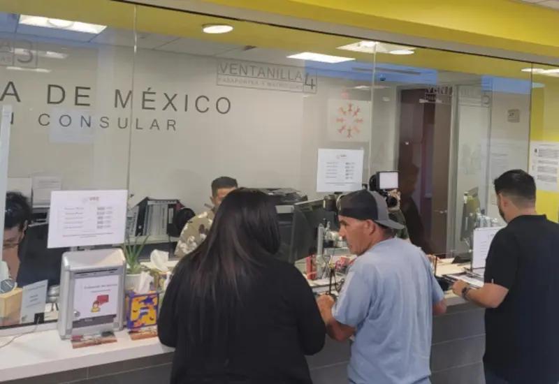 La red consular mexicana en Estados Unidos prestando servicios consulares a ciudadanos mexicanos y estadounidenses en una de sus oficinas.
