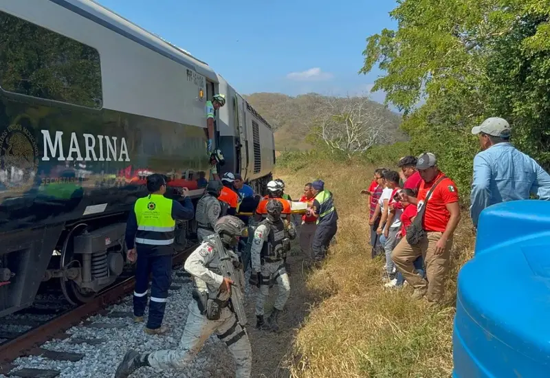 Elementos de seguridad resguardan la zona del accidente ferroviario en Chivela, donde se busca recuperar equipo de rescate que fue extraviado.