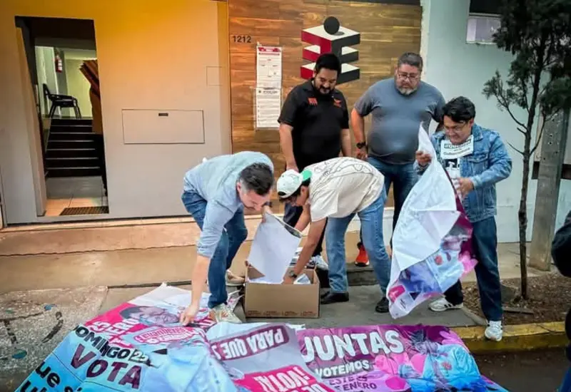 Trabajadores realizan el retiro de propaganda electoral indebida de la vía pública, como parte de la regulación del proceso de ratificación anticipada.