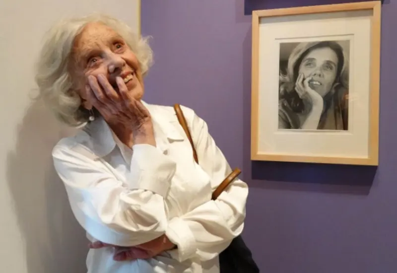 Un retrato de la escritora y periodista mexicana Elena Poniatowska, en el contexto de su artículo 'Una mamá con dos niñas'.