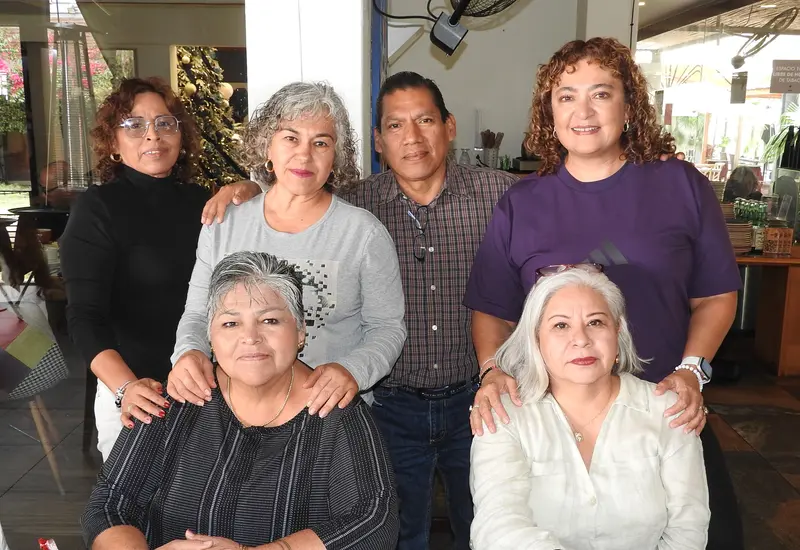 Silvia Hernández, Lupita Silva, Atalo Martínez, Patty Tanuz, Laura Sereno y Nancy Carrillo posando juntas y sonrientes durante una amena reunión con café.