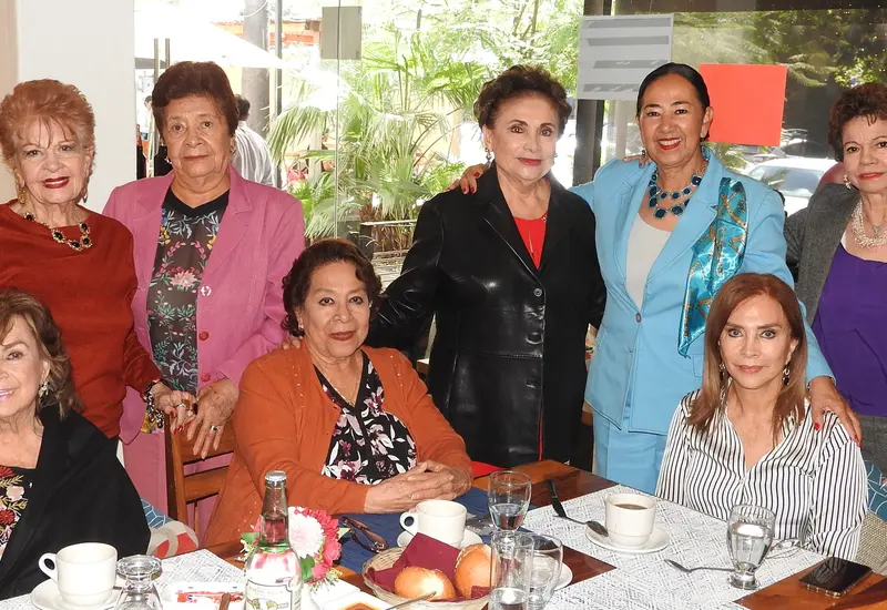 Un grupo de amigas, incluyendo a Leonor Ballesteros de Hurtado y Anita de Martínez Gracida, posan sonrientes durante una agradable convivencia social.