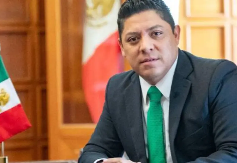 Ricardo Gallardo Cardona, gobernador constitucional del estado de San Luis Potosí, en un retrato oficial para la prensa.