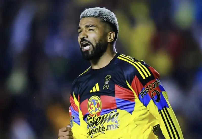 El futbolista Rodrigo Aguirre, conocido como 'El Búfalo', es captado en el momento en que abandona las instalaciones de El Nido.