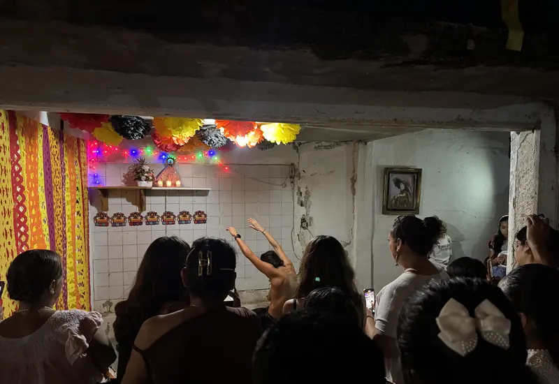 La bailarina Rosario Ordóñez Fuentes durante la presentación de su pieza de danza contemporánea 'Conozco a tu familia. En custodia' en Ixtepec.