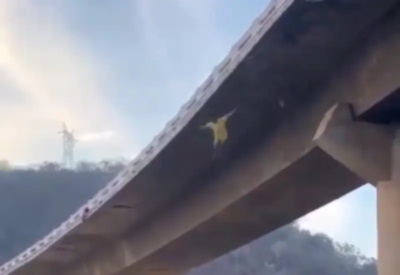 Una persona realiza un peligroso salto desde el puente del río Copalita, una tendencia de turismo extremo que advierten podría terminar en tragedia.
