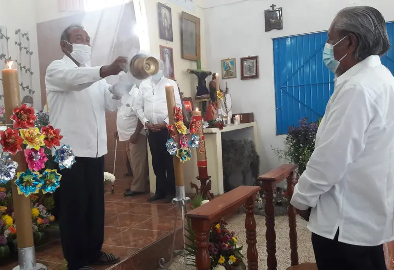 Ceremonia de salutación a los nuevos xua’nas, autoridades principales de la comunidad, en el municipio de Santo Domingo Tehuantepec, Oaxaca.