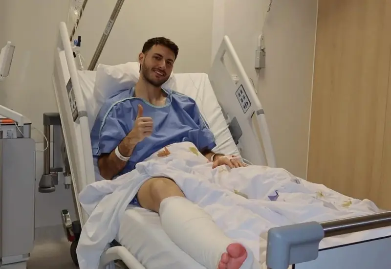 Una fotografía del futbolista Santiago Giménez, quien es noticia por haber sido intervenido quirúrgicamente de manera reciente.