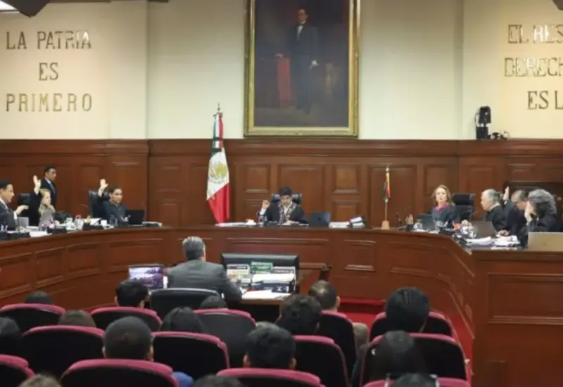 Un mazo de juez sobre libros de leyes, representando la sentencia de la SCJN sobre el pago retroactivo de la pensión alimenticia a los hijos.