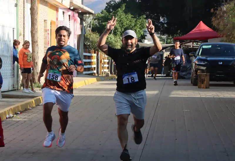 Atletas compiten durante la segunda carrera atlética en Esquipulas, un evento con gran participación que tuvo como ganadores a Luisa Peña y Andrei Hernández.