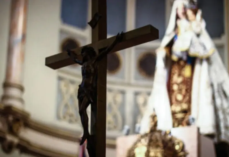 Una imagen de una iglesia que ilustra el ambiente para compartir sencillos puntos homiléticos, como se describe en el artículo sobre predicación.