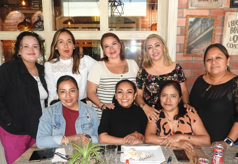 Sofía Valdivia, sentada al centro, festeja su cumpleaños disfrutando un café en la compañía de su grupo de amigos y seres queridos.