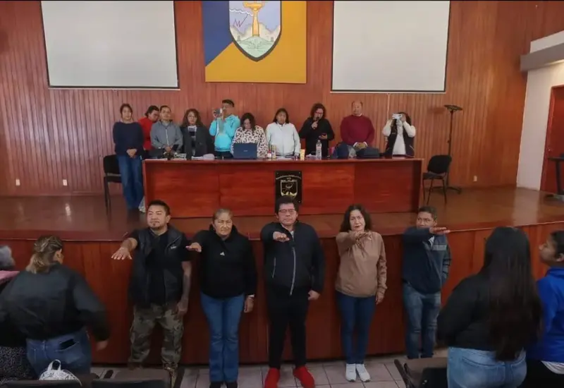 Miembros del sindicato STEUABJO reunidos en asamblea para designar a su comité de huelga, ante el posible paro de labores en febrero.