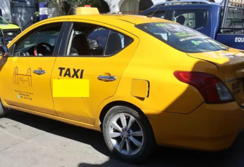 El taxi del sitio Presidentes, ubicado en el centro de la ciudad, que fue recuperado por las autoridades después de un robo con violencia.