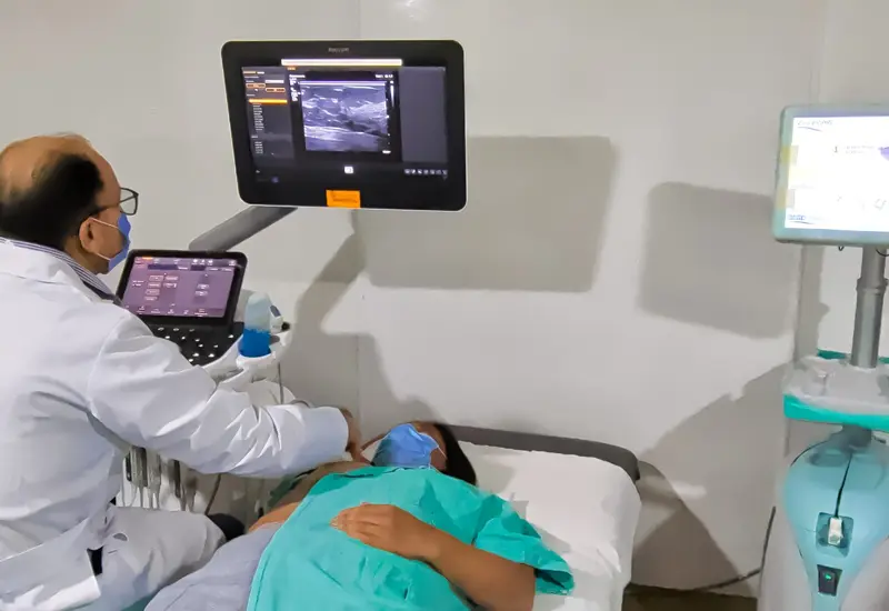 Equipo de alta tecnología del IMSS para realizar biopsias mamarias y detectar tumores no palpables o de difícil acceso en un entorno clínico.