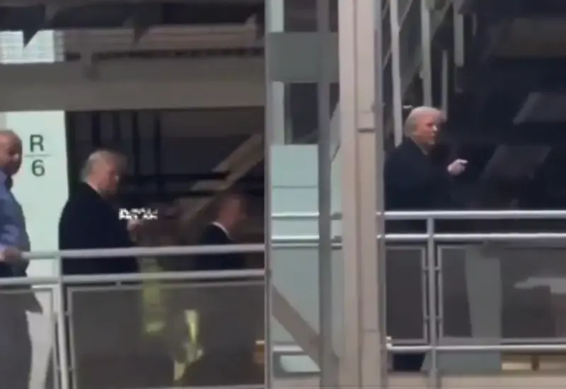 TJ Sabula, miembro del sindicato United Auto Workers (UAW), es captado gritándole a Donald Trump durante un evento público.