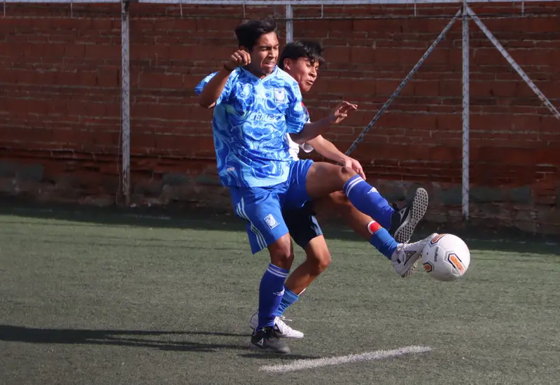 Jugadores compiten en un partido de futbol 7 durante el Torneo de los Barrios que se celebrará el próximo fin de semana en Cuilápam.