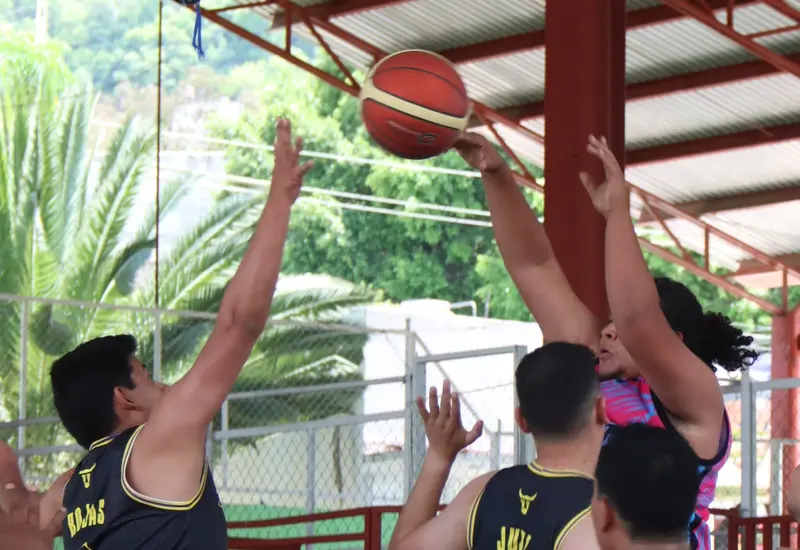 Jugadores de basquetbol compiten en el torneo relámpago que se celebrará en el barrio El Niño de la Villa de Zaachila.