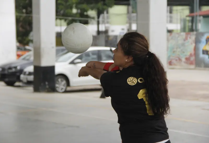 Jugadores en acción durante un partido de voleibol mixto, representativo del torneo relámpago que se celebrará en Santa Cruz Itundujia.