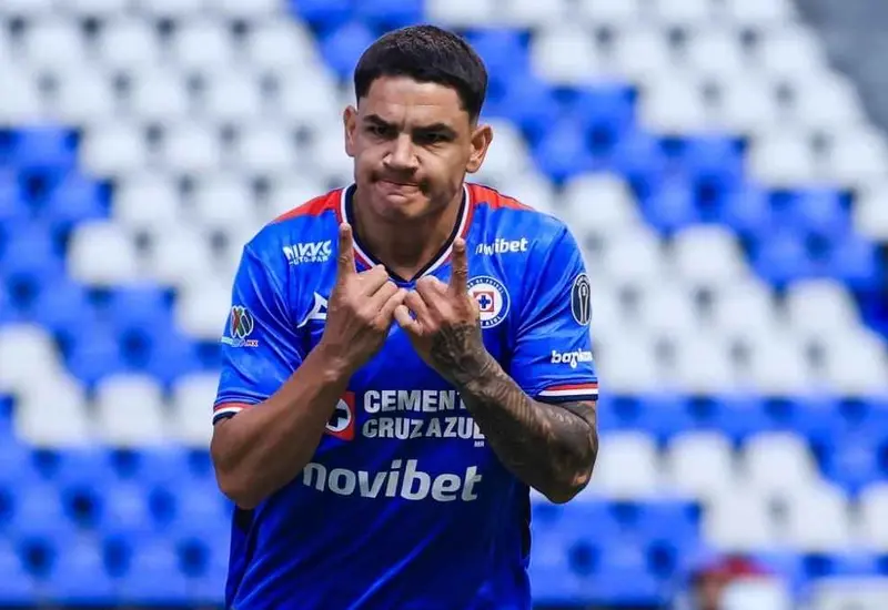 El futbolista Gabriel 'Toro' Fernández celebra su gol con el que abrió el marcador durante un partido en el Estadio Cuauhtémoc.