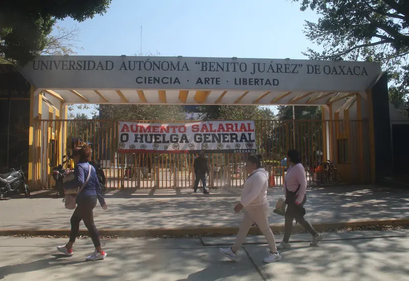 Trabajadores sindicalizados del STEUABJO realizan un paro de labores de 12 horas en la UABJO como parte de su amenaza de huelga.