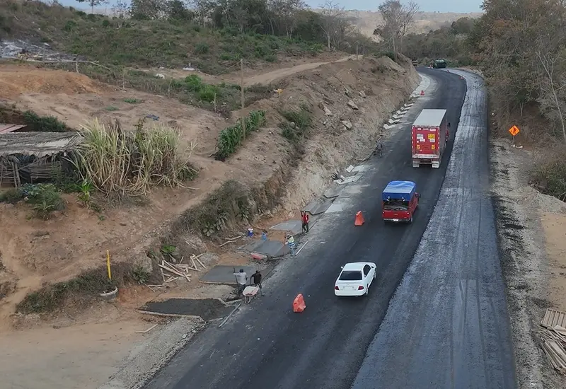 Vista de la carretera que conecta Pochutla con Huatulco, donde en febrero darán inicio los trabajos de modernización para mejorar la vialidad.