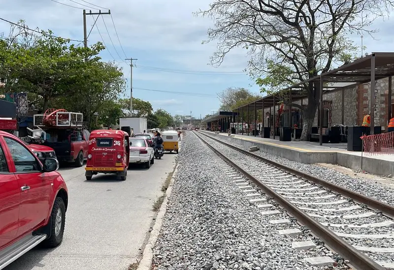 Vías del tren recién instaladas donde concluyeron los trabajos de la Línea K del Tren Interoceánico, obra que enfrenta denuncias por exclusión indígena.