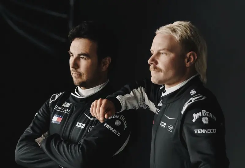 Los trajes de carreras Nomex que utilizarán los pilotos de Fórmula 1, Checo Pérez y Valtteri Bottas, durante la temporada.