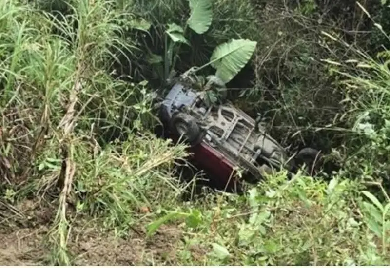 Imagen del fatal accidente tipo volcadura que dejó tres personas fallecidas al regresar de un mitin en Teotitlán de Flores Magón.
