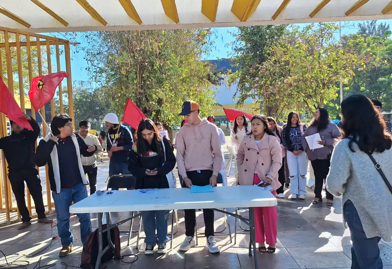 Miembros de la Unión de la Juventud Revolucionaria de México (UJRM) exigen la eliminación de los pagos por inscripción en la UABJO.