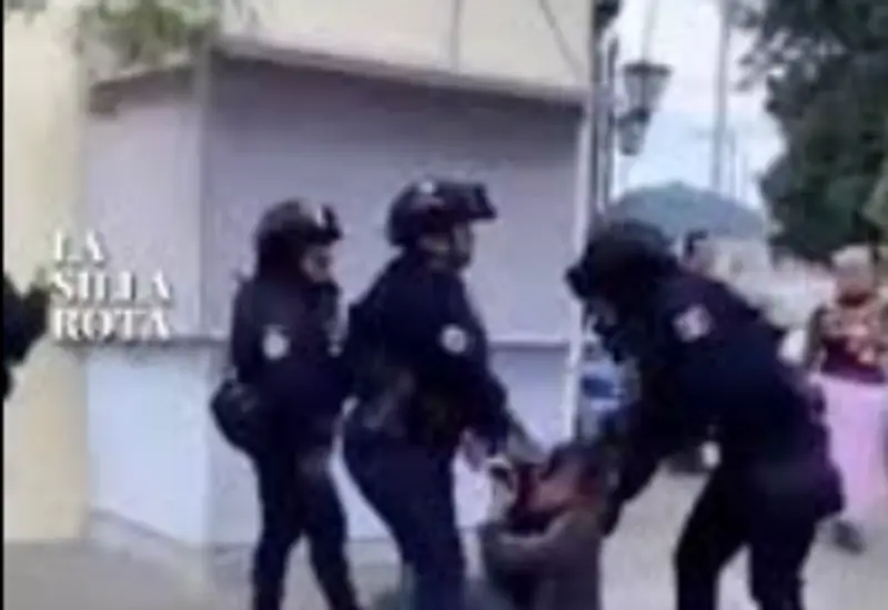 Imagen captada de un video viral que muestra a elementos de la policía capitalina aplicando un uso excesivo de la fuerza durante un arresto.