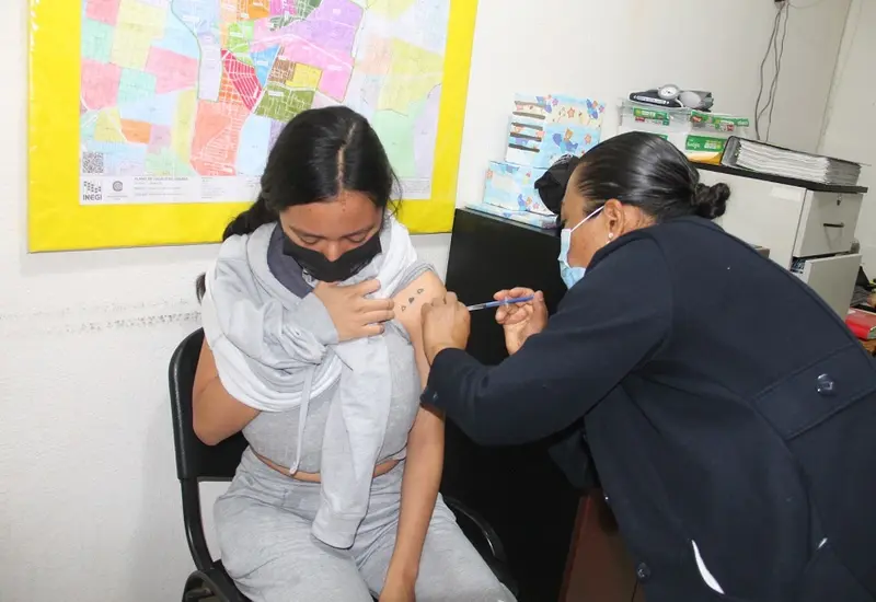 Una enfermera aplica la vacuna contra el sarampión a un niño en un centro de salud de Oaxaca, como parte de la campaña de refuerzo.