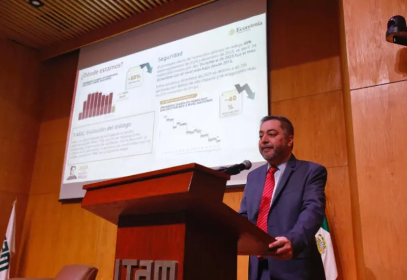 Vidal Llerenas, subsecretario de Industria y Comercio de la Secretaría de Economía, en un retrato relacionado con la fortaleza económica de México.