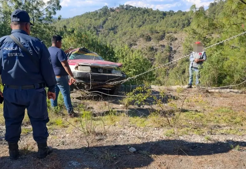 Un taxi de Putla de Guerrero volcado a un costado de la carretera a Tlaxiaco, accidente en el que cuatro personas resultaron lesionadas.