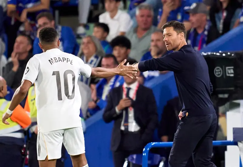 El entrenador Xabi Alonso, quien fue destituido de su puesto en el Real Madrid como consecuencia de la derrota ante Barcelona.