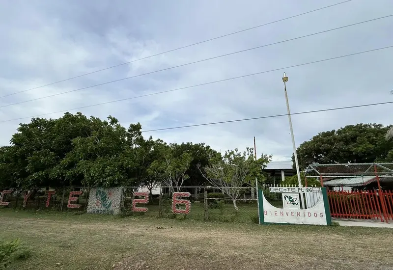 Padres acusan hostigamiento y amenazan con clausurar secundaria en San Dionisio.