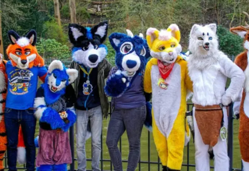 Miembros de la creciente subcultura furry en Oaxaca, conocidos como furros, vistiendo sus disfraces de animales o 'fursonas' en un espacio público.
