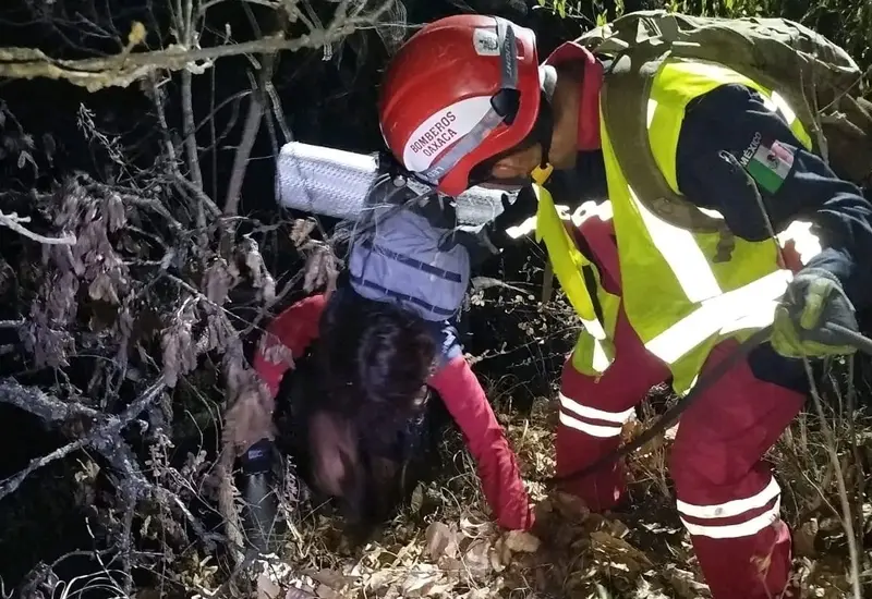 Desaparece joven francés y lo hallan en barranco en Teotitlán.