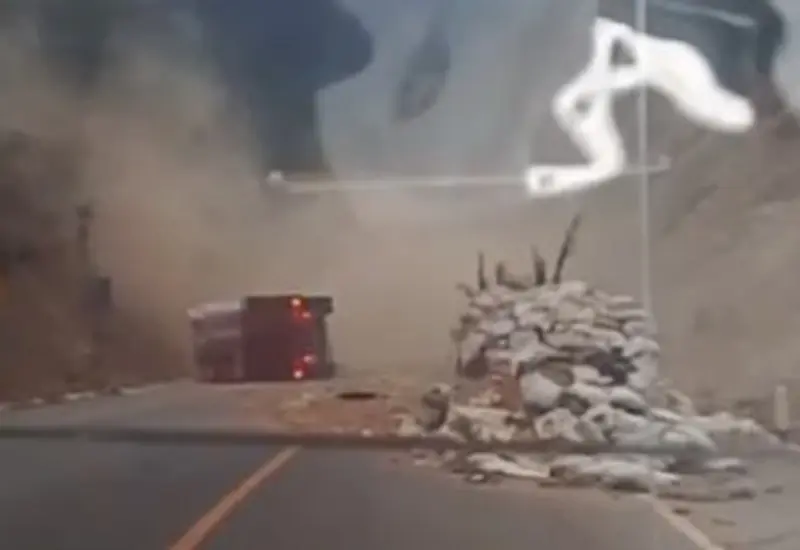 Volcadura en la supercarretera a la Costa: conductor salió ileso.