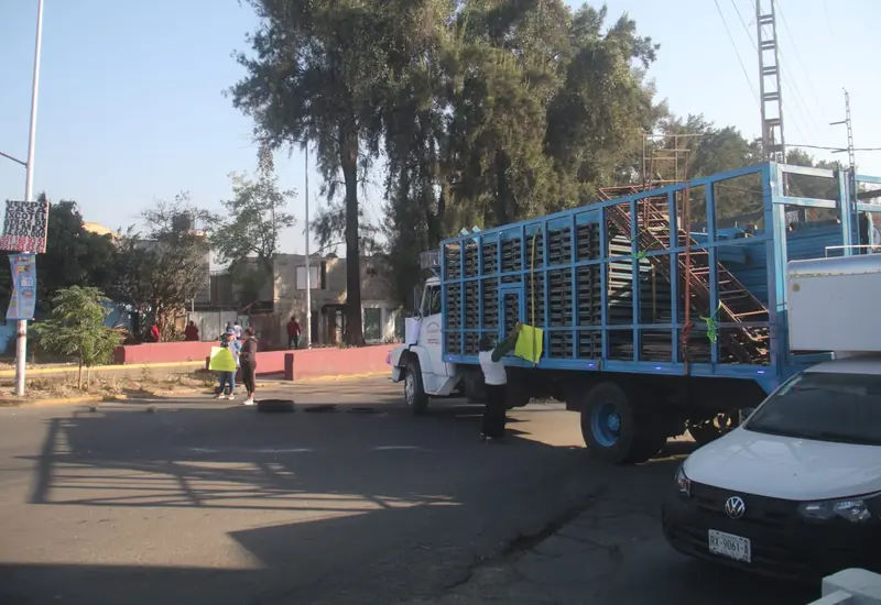 Vecinos de Santa Lucía del Camino toman Avenida Ferrocarril.