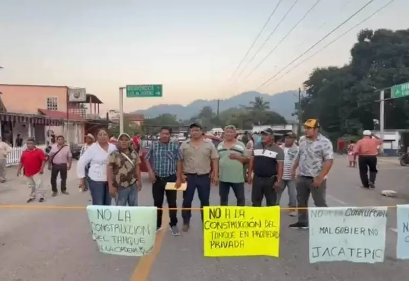 Bloquean carretera. 