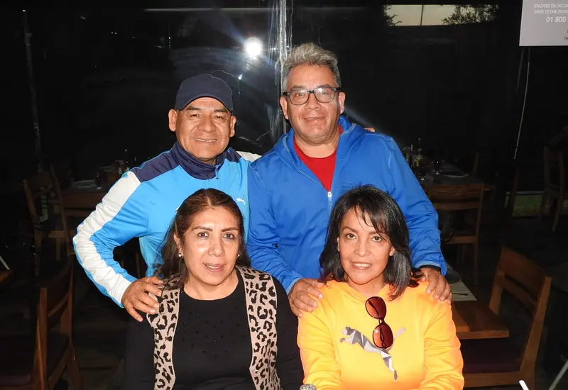 Sandra Clemente Vásquez (sentada a la izquierda) celebró su cumpleaños, rodeada del cariño de su esposo Nemo y de sus amigos David y Berny.