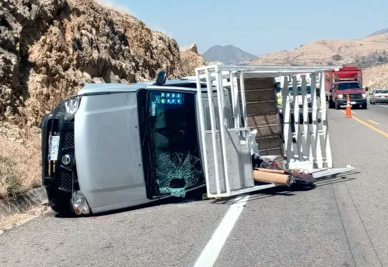 Una camioneta de color blanco volcada sobre el asfalto tras un accidente de tránsito ocurrido en la localidad de Ocotlán de Morelos.